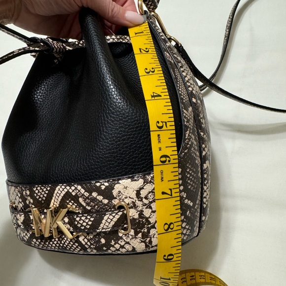 Michael Kors Black Bucket Bag NWOT - Picture 11 of 11